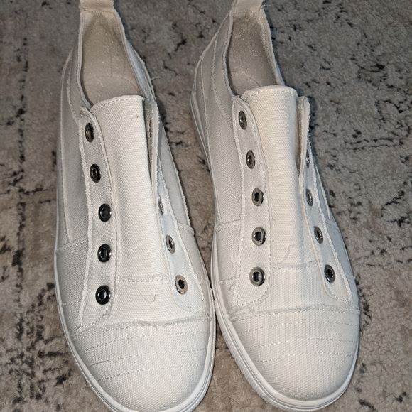 White sneaker - Picture 3 of 3